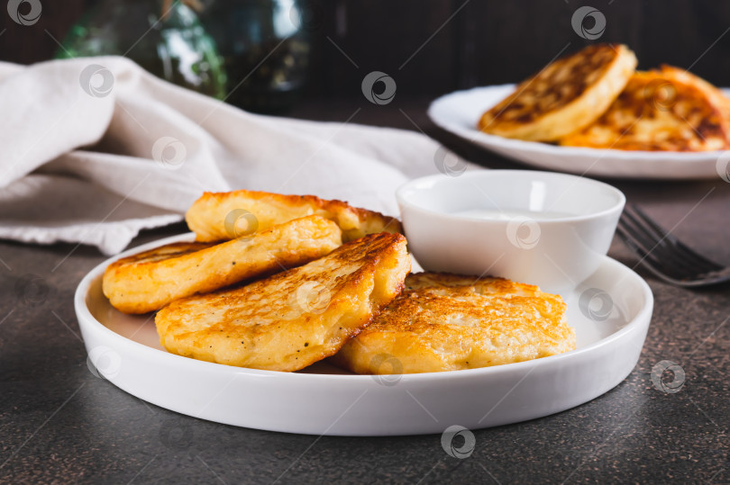 Скачать Хрустящие блинчики с картофельным пюре и подливкой на тарелке на столе фотосток Ozero