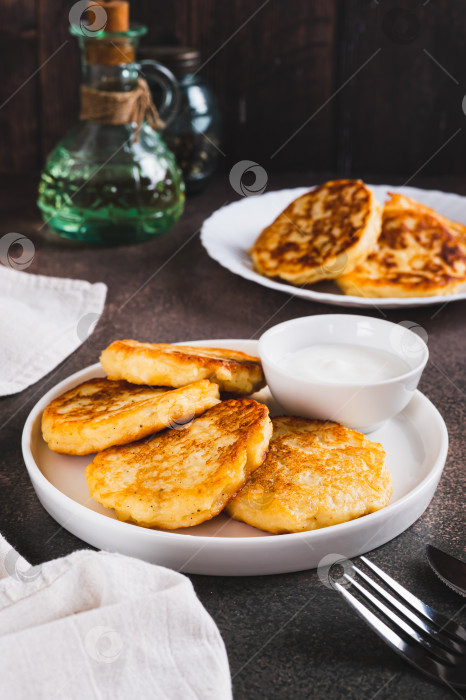 Скачать Хрустящие блинчики с картофельным пюре и соусом на тарелке на столе, вид сверху фотосток Ozero