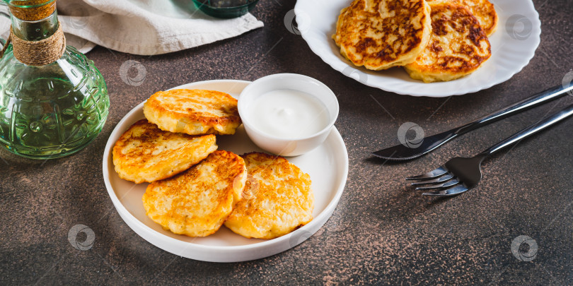 Скачать Хрустящие блинчики с картофельным пюре и соусом на тарелке на веб-баннере "Стол" фотосток Ozero