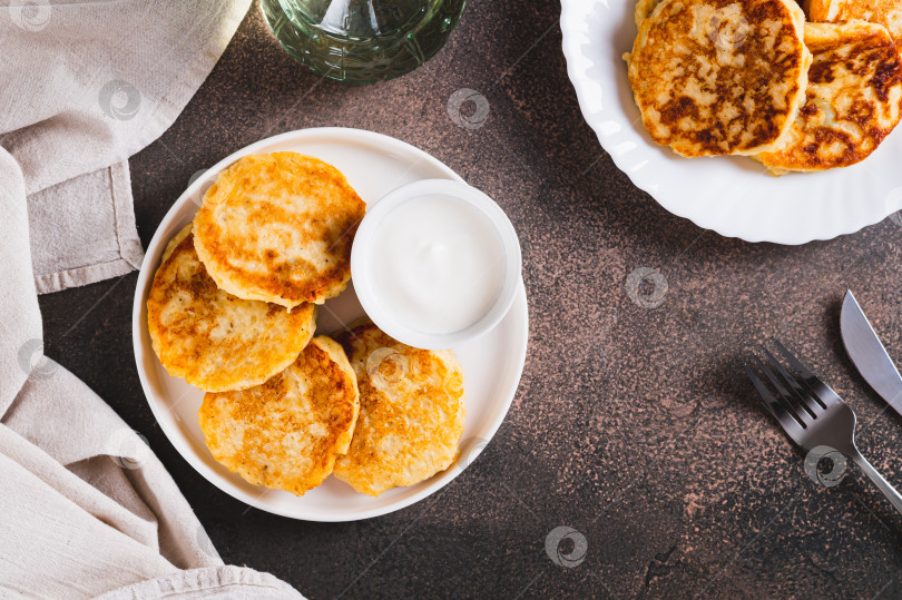 Скачать Хрустящие блинчики с картофельным пюре и соусом на тарелке на столе вид сверху фотосток Ozero