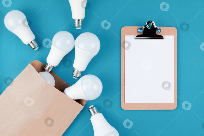 Скачать Светодиодные лампочки в хозяйственной сумке из крафт-бумаги фотосток Ozero