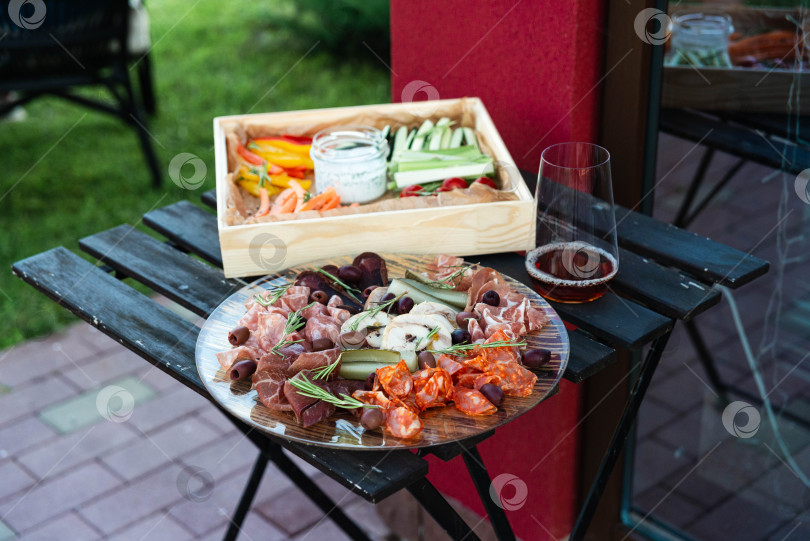Скачать На открытом воздухе можно заказать мясную нарезку и сыры с напитками. фотосток Ozero