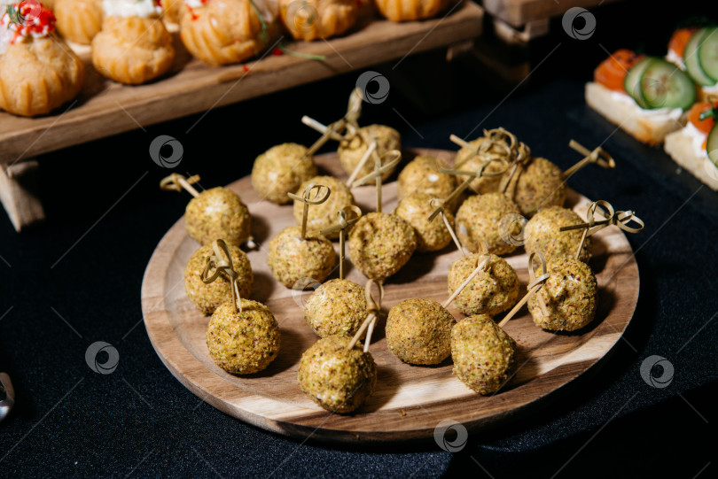 Скачать Сырные шарики с фисташковой корочкой на шпажках. фотосток Ozero