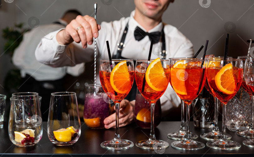 Скачать Бармен готовит коктейли Aperol Spritz на мероприятии. фотосток Ozero