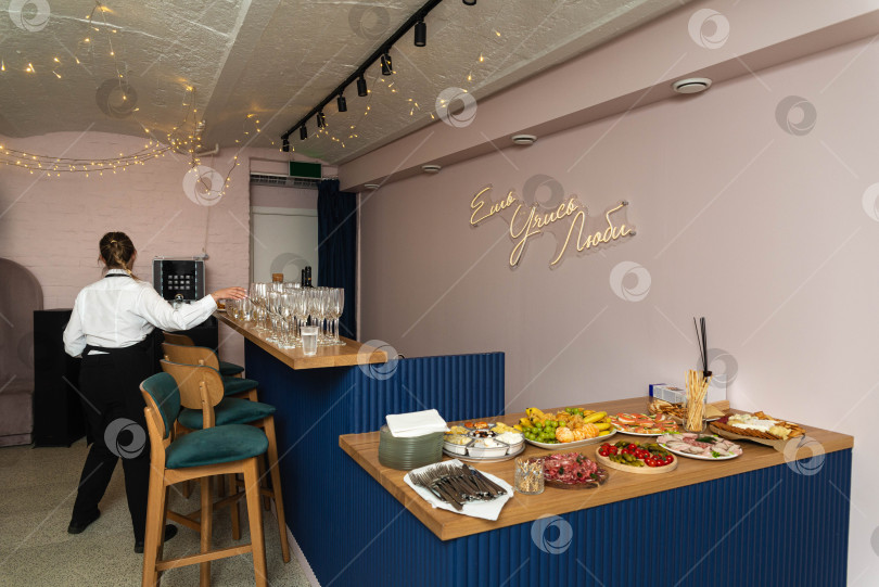 Скачать Современный бар с обслуживанием по системе "шведский стол" и стеклянной посудой. фотосток Ozero