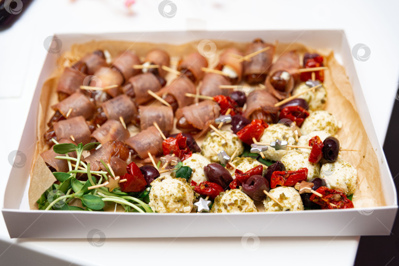 Скачать Ассорти из изысканных закусок с сыром и прошутто. фотосток Ozero