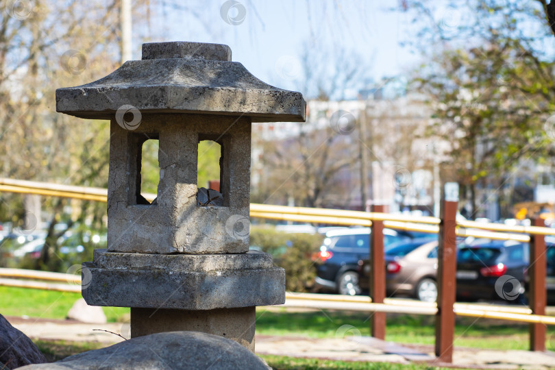 Скачать Каменный фонарь расположен в красивом городском парке, где все могут наслаждаться природой фотосток Ozero