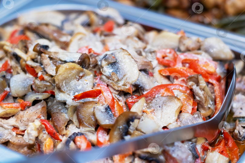 Скачать Крупным планом красиво расставленный поднос с вкусной едой фотосток Ozero