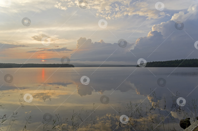 Скачать Отражение вечернего неба в водной глади. фотосток Ozero