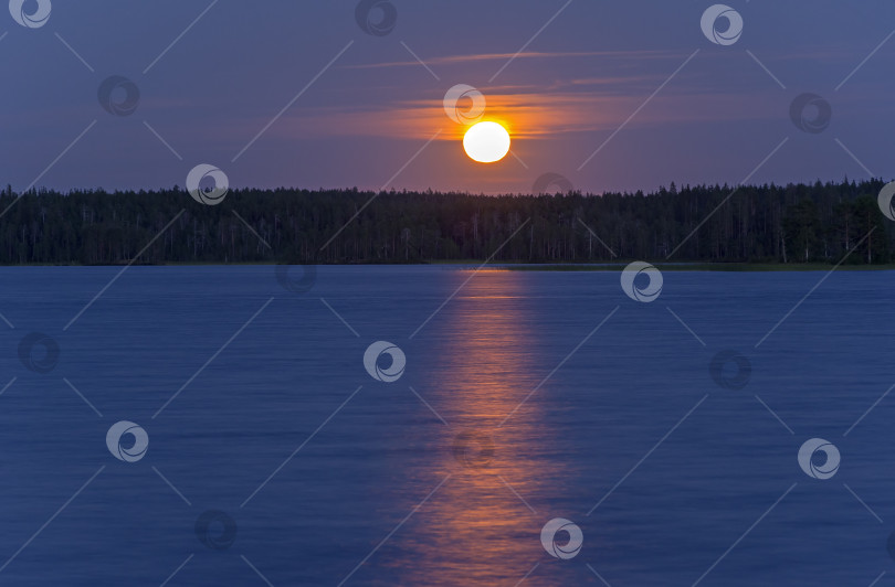 Скачать Полная луна над берегом реки. фотосток Ozero