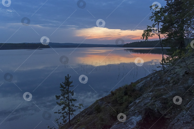 Скачать Отражение закатного неба в водной глади. фотосток Ozero