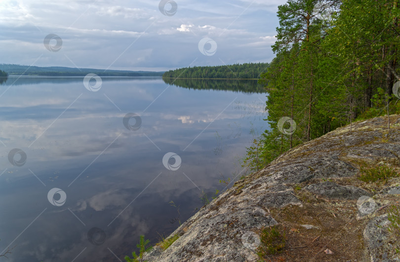 Скачать Небо отражается в гладкой поверхности озера. фотосток Ozero