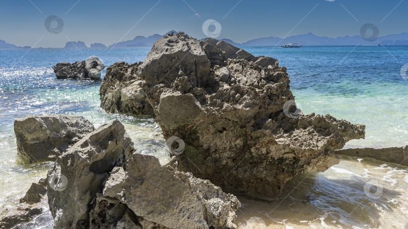 Скачать Живописные причудливые скалы в полосе океанского прибоя. фотосток Ozero