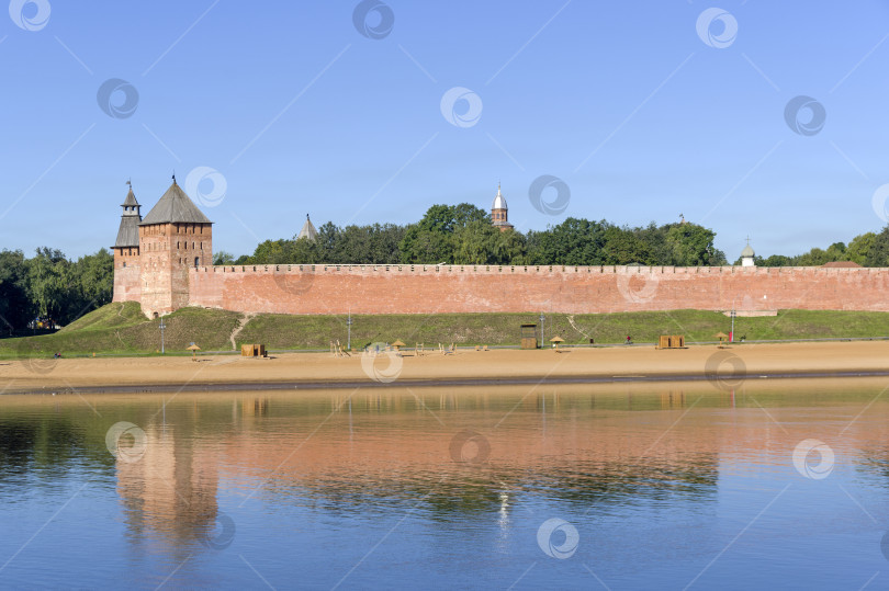 Скачать Вид на стену Новгородского кремля через реку Волхов. фотосток Ozero