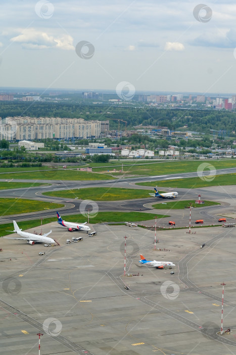 Скачать Самолет в международном аэропорту фотосток Ozero