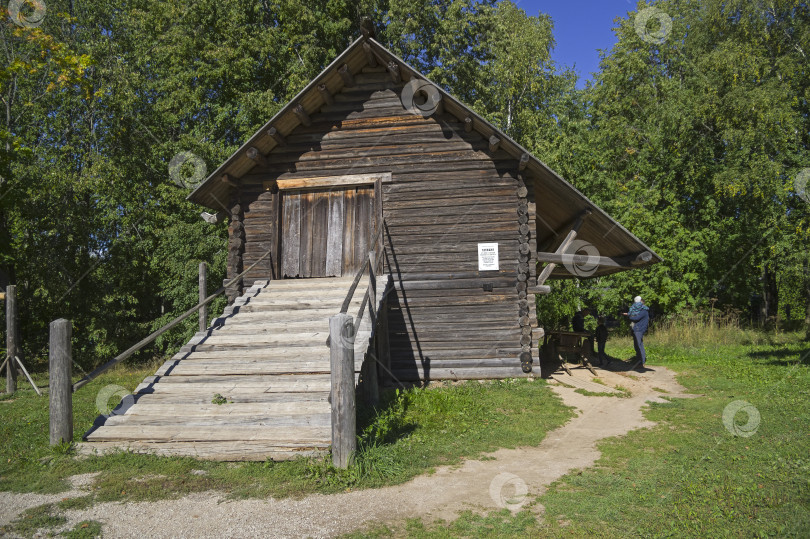 Скачать Старая конюшня в Музее деревянного зодчества. фотосток Ozero