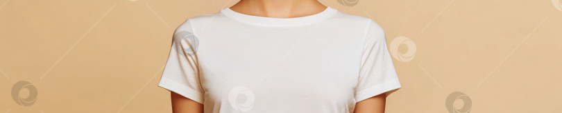 Скачать Портрет женщины в ярко-белой футболке с коротким рукавом на бежевом фоне фотосток Ozero