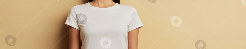 Скачать Повседневная мода. Женщина в белой футболке с коротким рукавом на нейтральном фоне фотосток Ozero