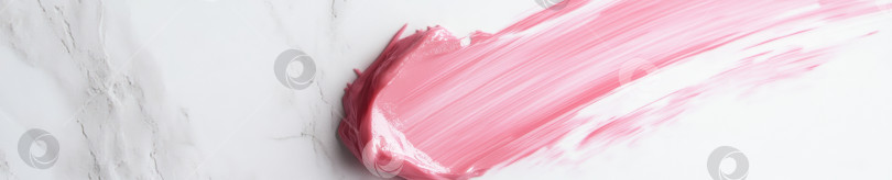 Скачать Элегантный абстрактный дизайн с прозрачным розовым мазком кисти на мраморном фоне фотосток Ozero