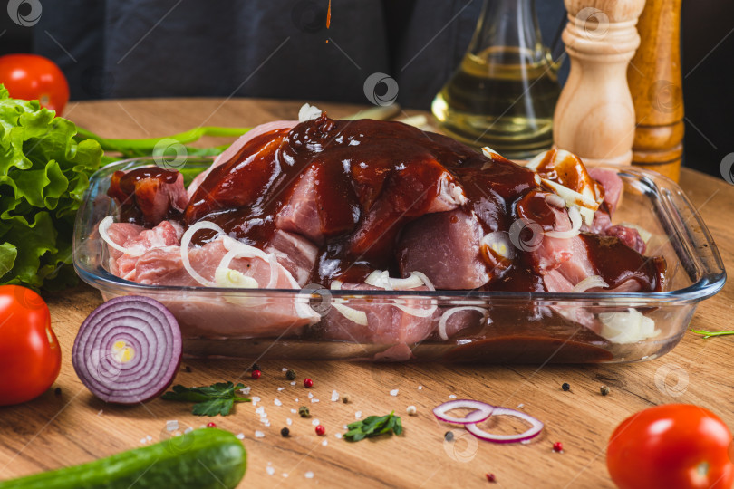 Скачать Мясо в стеклянной форме заливают маринадом фотосток Ozero