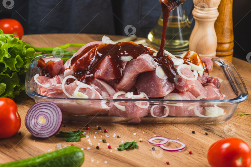 Скачать Мясо в стеклянной форме заливают маринадом фотосток Ozero