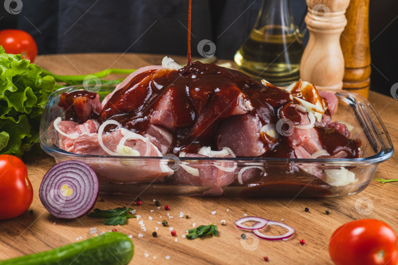 Скачать Мясо в стеклянной форме заливают маринадом фотосток Ozero