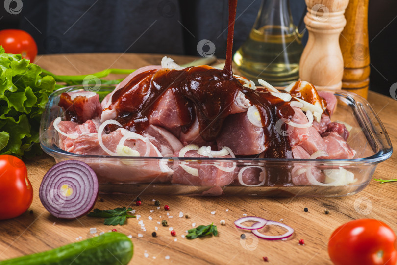 Скачать Мясо в стеклянной форме заливают маринадом фотосток Ozero