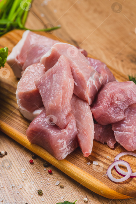 Скачать Нарезать сырое мясо ломтиками на разделочной доске фотосток Ozero
