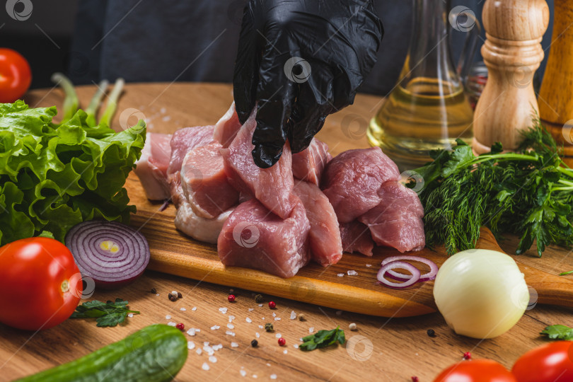 Скачать Нарезать сырое мясо ломтиками на разделочной доске фотосток Ozero