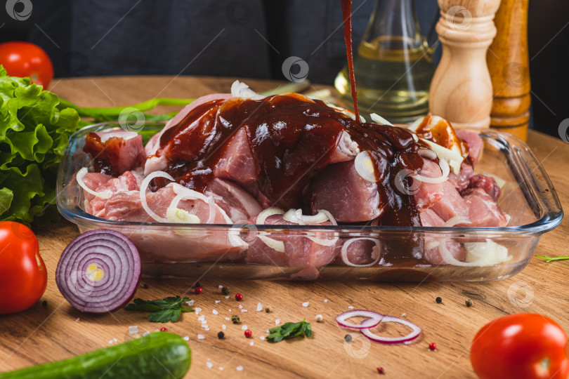 Скачать Мясо в стеклянной форме заливают маринадом фотосток Ozero