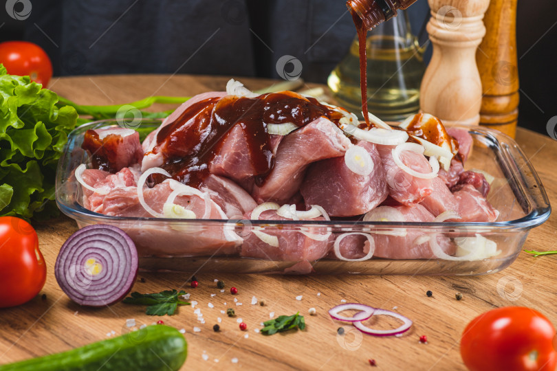 Скачать Мясо в стеклянной форме заливают маринадом фотосток Ozero