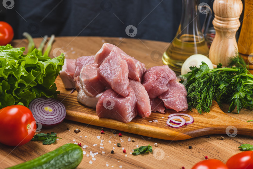 Скачать Нарезать сырое мясо ломтиками на разделочной доске фотосток Ozero