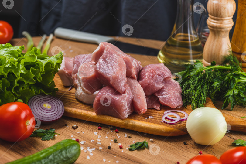 Скачать Нарезать сырое мясо ломтиками на разделочной доске фотосток Ozero