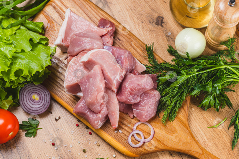 Скачать Нарезать сырое мясо ломтиками на разделочной доске фотосток Ozero