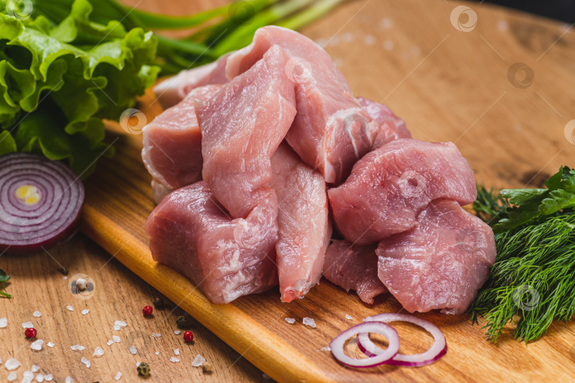 Скачать Нарезать сырое мясо ломтиками на разделочной доске фотосток Ozero