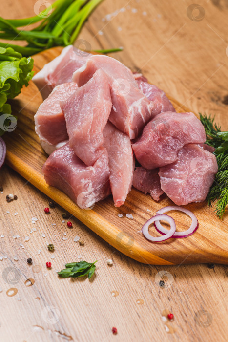 Скачать Нарезать сырое мясо ломтиками на разделочной доске фотосток Ozero