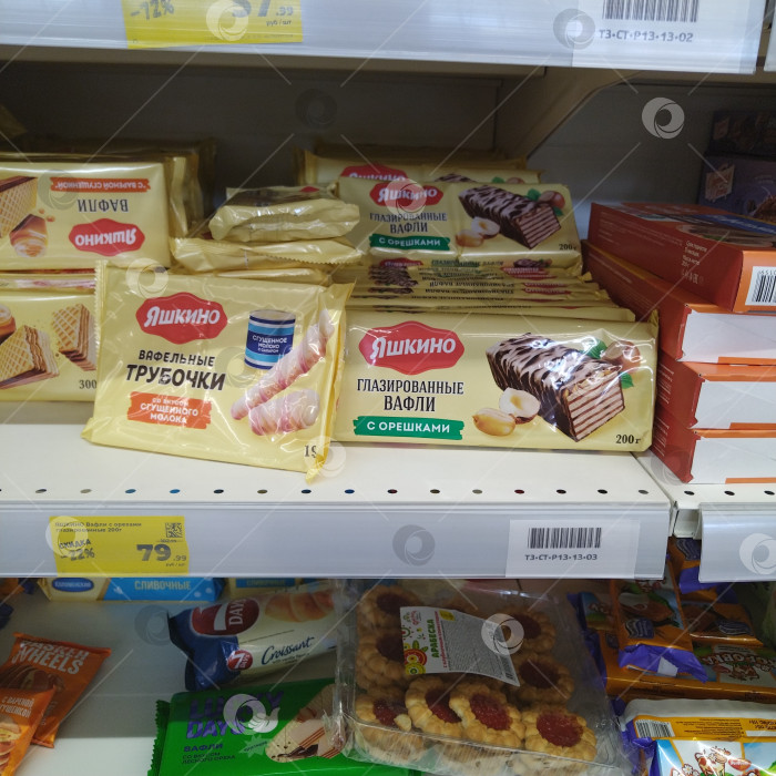 Скачать Отдел вафель в магазине "Магнит". фотосток Ozero