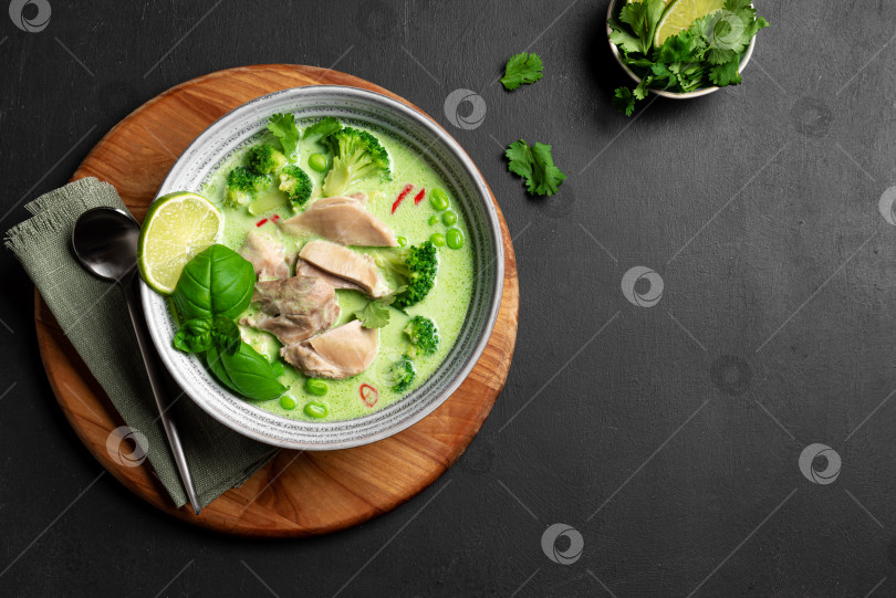 Скачать Тайский куриный суп с зеленым карри фотосток Ozero