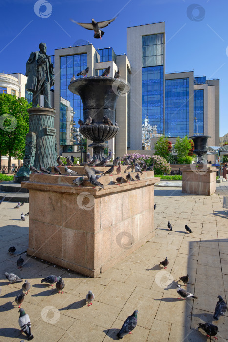 Скачать Москва. Памятник Владимиру Шухову на Сретенском бульваре. фотосток Ozero