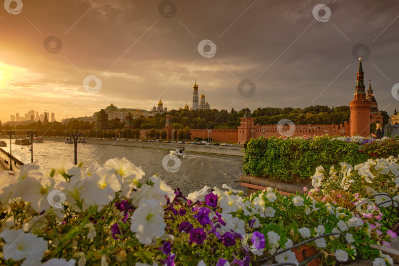 Скачать Москва. Цветы на Большом  Москворецком мосту и Кремль. фотосток Ozero