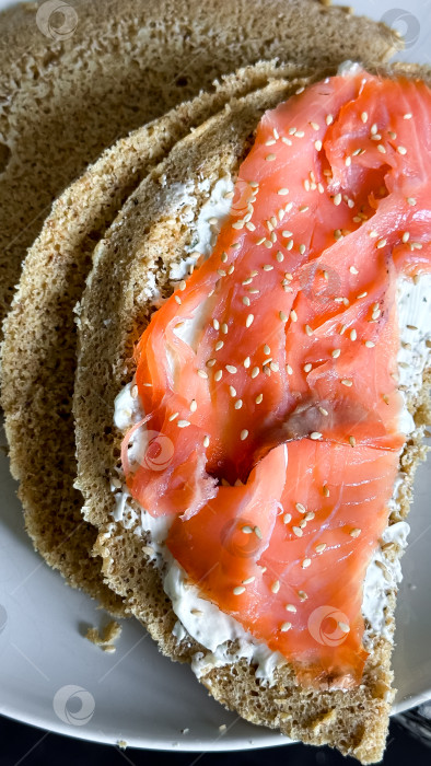 Скачать Копченый лосось на черном хлебе со сливочным сыром и кунжутом фотосток Ozero