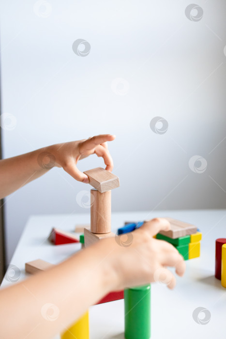 Скачать Детское сооружение из разноцветных кубиков на белом столе фотосток Ozero