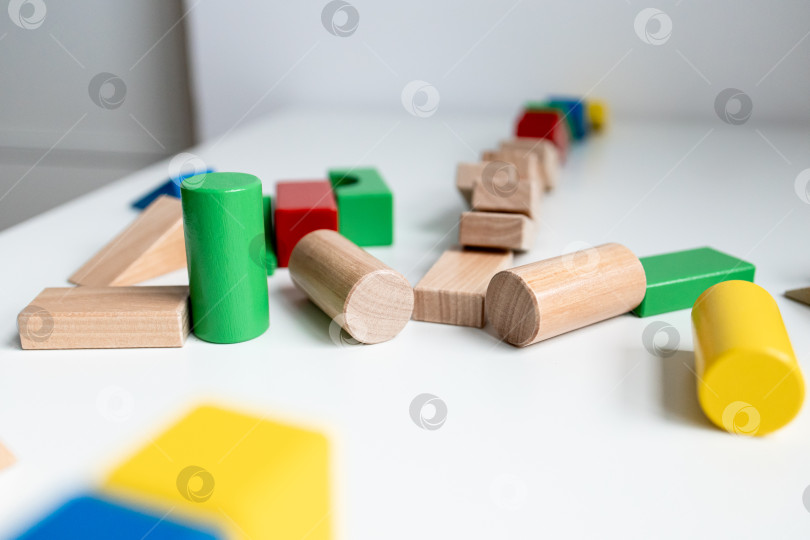 Скачать Красочные деревянные строительные блоки на белой поверхности для творческой игры фотосток Ozero