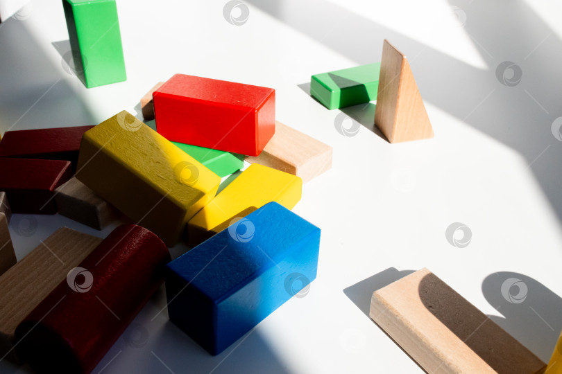 Скачать Разноцветные деревянные строительные блоки на залитой солнцем поверхности фотосток Ozero