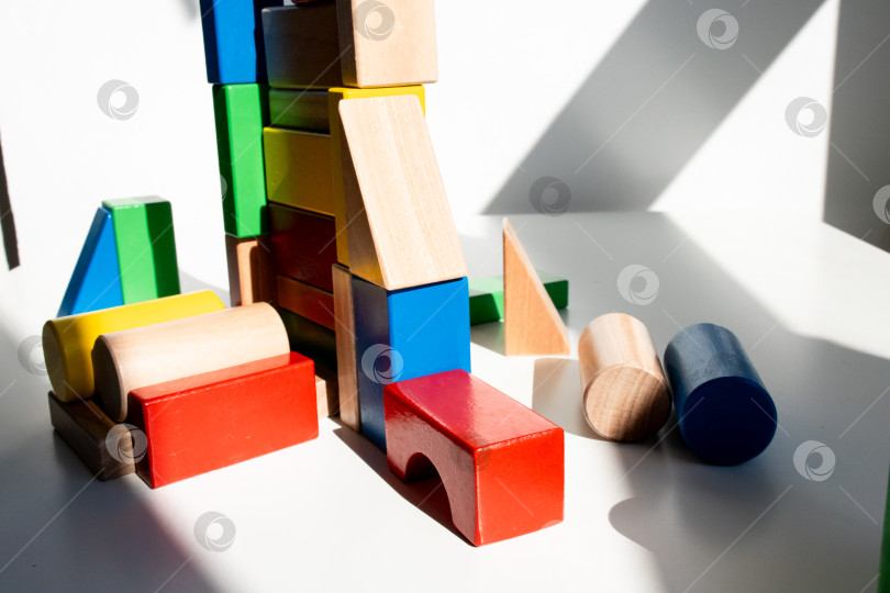 Скачать Разноцветные деревянные блоки расставлены в освещенном солнцем пространстве для обучения и игр фотосток Ozero