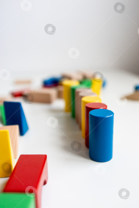 Скачать Разноцветные деревянные блоки, расположенные на белой поверхности фотосток Ozero