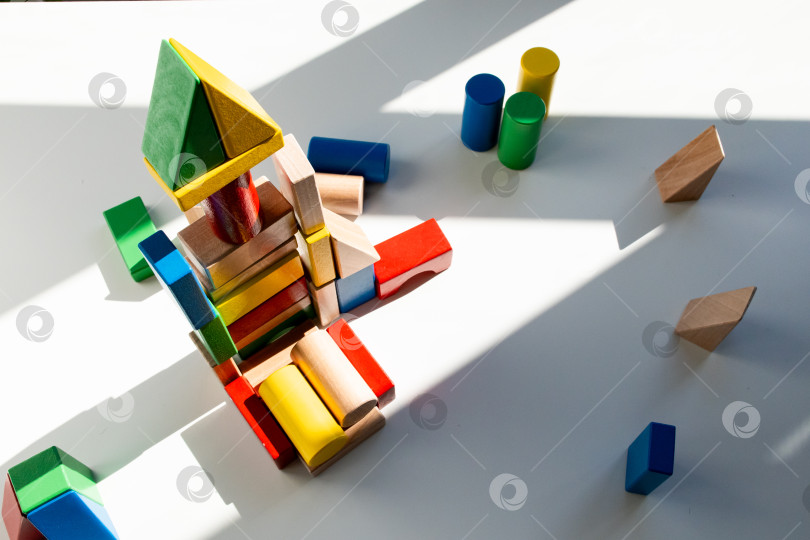 Скачать Разноцветные деревянные блоки, расположенные в игривой структуре, залитой солнечным светом фотосток Ozero