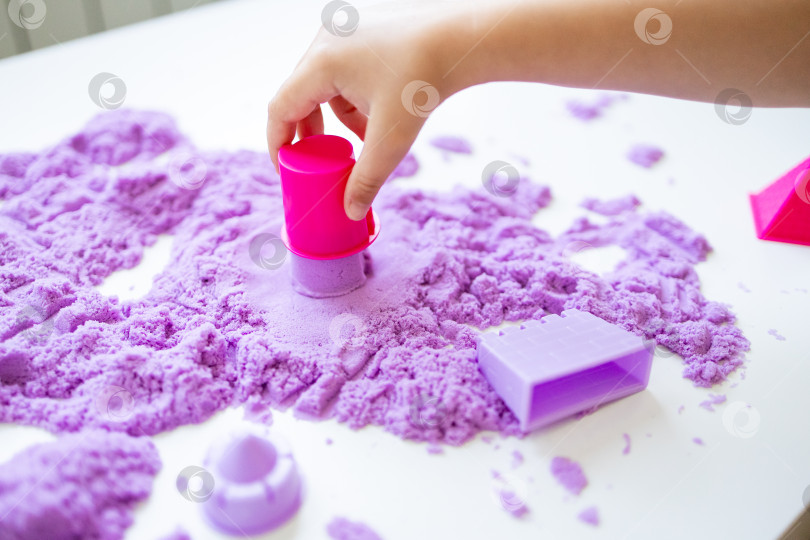 Скачать Детская ручная лепка из фиолетового кинетического песка и игрушек фотосток Ozero