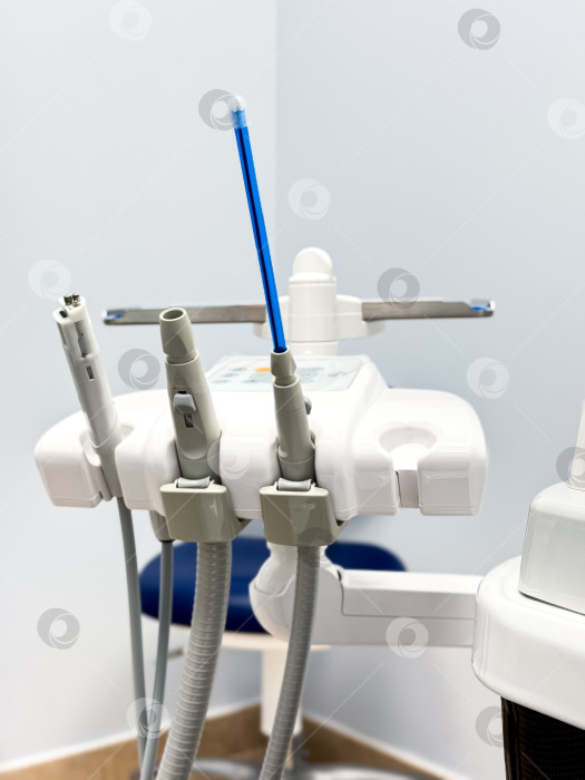 Скачать Стоматологическое оборудование крупным планом. Современные инструменты в кабинете стоматолога фотосток Ozero