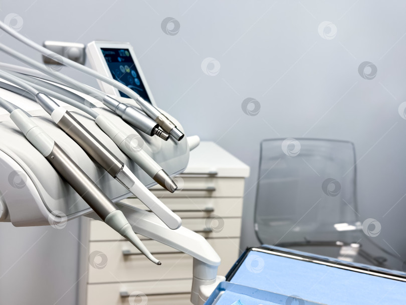 Скачать Современные стоматологические инструменты в чистой и светлой обстановке клиники фотосток Ozero